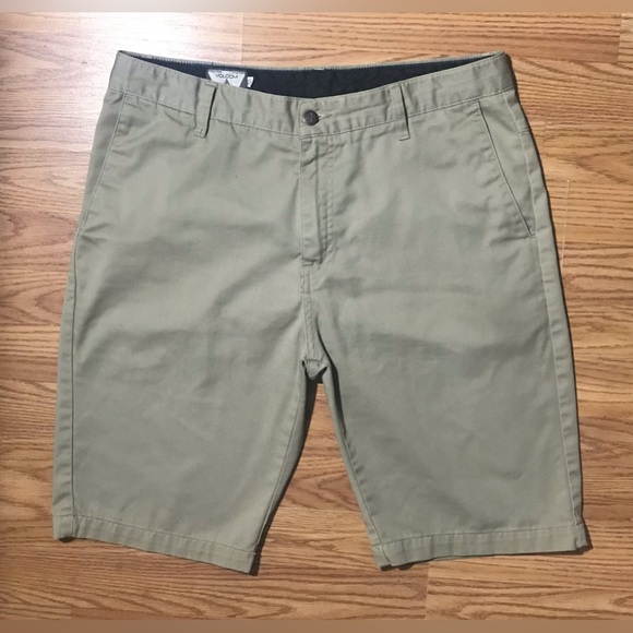 Volcom Retro 2000s Khaki Shorts Mens size 32 Flat Front Chinos - Picture 1 of 10